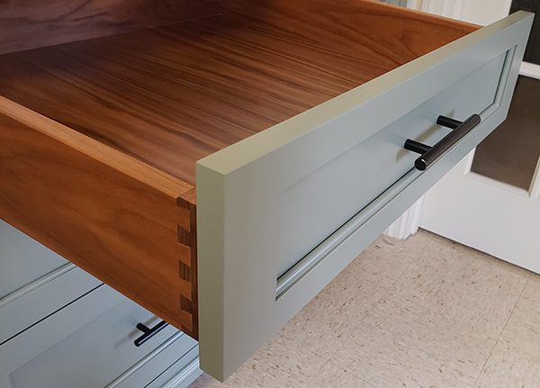 https://keystonewood.com/products/drawer-boxes/premium/premium-walnut-drawer-installed/